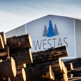 Westas on käyttänyt tukkia vuosittain noin 900 000 kuutiometriä. Sahatavaran tuotanto on ollut noin 440 000 kuutiometriä. Tuotannosta kaksi kolmannesta on kuusta ja loput mäntyä.