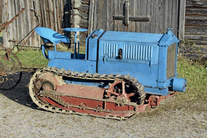 Fordson F oli ensimmäinen traktori, jonka vuosimyynti nousi Suomessa satoihin kappaleisiin. Ennätysvuotena 1927 kaupaksi meni 305 F-Fordsonia. Suosion syynä oli yksinkertainen ja kompakti rakenne, vahva markkinointi sekä parhaimmillaan yli puolta halvempi hinta. Pienikokoinen, mutta hyvin sitkeävetoinen Cletrac oli aikanaan Suomen yleisin telatraktori. Traktoreiden kokonaismäärässä se oli 20-luvulla kolmannella tilalla. Maansiirtoon telakoneita ei tuohon aikaan vielä käytetty, metsätöissä niitä kokeiltiin huonoin tuloksin, mutta maataloudessa ne vastasivat tarkoitustaan.