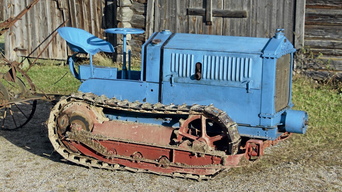 Fordson F oli ensimmäinen traktori, jonka vuosimyynti nousi Suomessa satoihin kappaleisiin. Ennätysvuotena 1927 kaupaksi meni 305 F-Fordsonia. Suosion syynä oli yksinkertainen ja kompakti rakenne, vahva markkinointi sekä parhaimmillaan yli puolta halvempi hinta. Pienikokoinen, mutta hyvin sitkeävetoinen Cletrac oli aikanaan Suomen yleisin telatraktori. Traktoreiden kokonaismäärässä se oli 20-luvulla kolmannella tilalla. Maansiirtoon telakoneita ei tuohon aikaan vielä käytetty, metsätöissä niitä kokeiltiin huonoin tuloksin, mutta maataloudessa ne vastasivat tarkoitustaan.