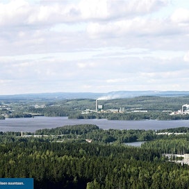 Kuopion kaupunki ja Finnpulp ovat sopineet tehtaan tontin esisopimuksen uusimisesta. Arkistokuvan näkymä on Puijon tornista Sorsasaloon, jonne biotuotetehdas rakennettaisiin