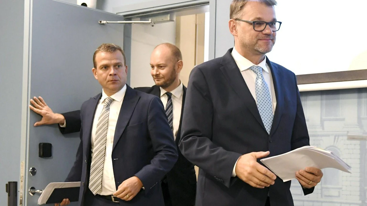 Ministerit Sampo Terho (sin.) ja Petteri Orpo (kok.) sekä pääministeri Juha Sipilä (kesk.) kertoivat hallituksen talousarvioneuvotteluiden tuloksista tiedotustilaisuudessa Helsingissä. LEHTIKUVA / JUSSI NUKARI