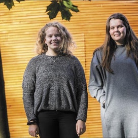 Sieviläiset yhdeksäsluokkalaiset Olivia Jokitalo ja Juliaana Pakkala tutustuivat viime viikolla toimitustyöhön Maaseudun Tulevaisuudessa. Kari Salonen