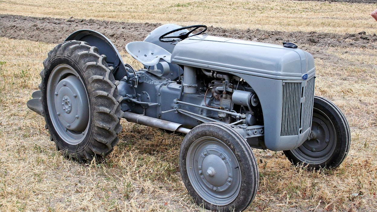 Ford-Ferguson 9NAN -traktoria valmistettiin yhteensä 99 002 kappaletta vuosina 1939–42 Detroitissa, Michiganin osavaltiossa USA:ssa.