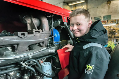 Koneiden korjaaminen on Jaakko Rajalan mielipuuhaa. Hän ei kuitenkaan kiinny töidensä tuloksiin, vaan myy koneita mielihyvin eteenpäin ja hankkii uusia korjattavaksi.