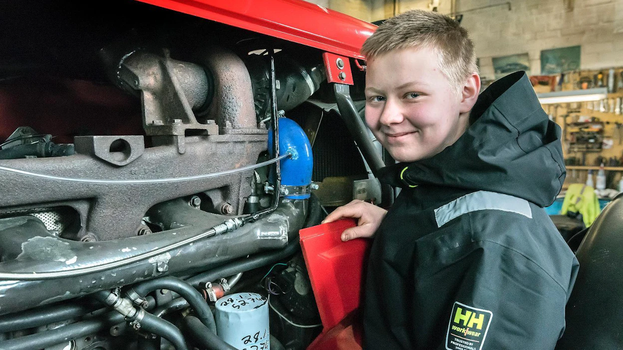 Koneiden korjaaminen on Jaakko Rajalan mielipuuhaa. Hän ei kuitenkaan kiinny töidensä tuloksiin, vaan myy koneita mielihyvin eteenpäin ja hankkii uusia korjattavaksi.