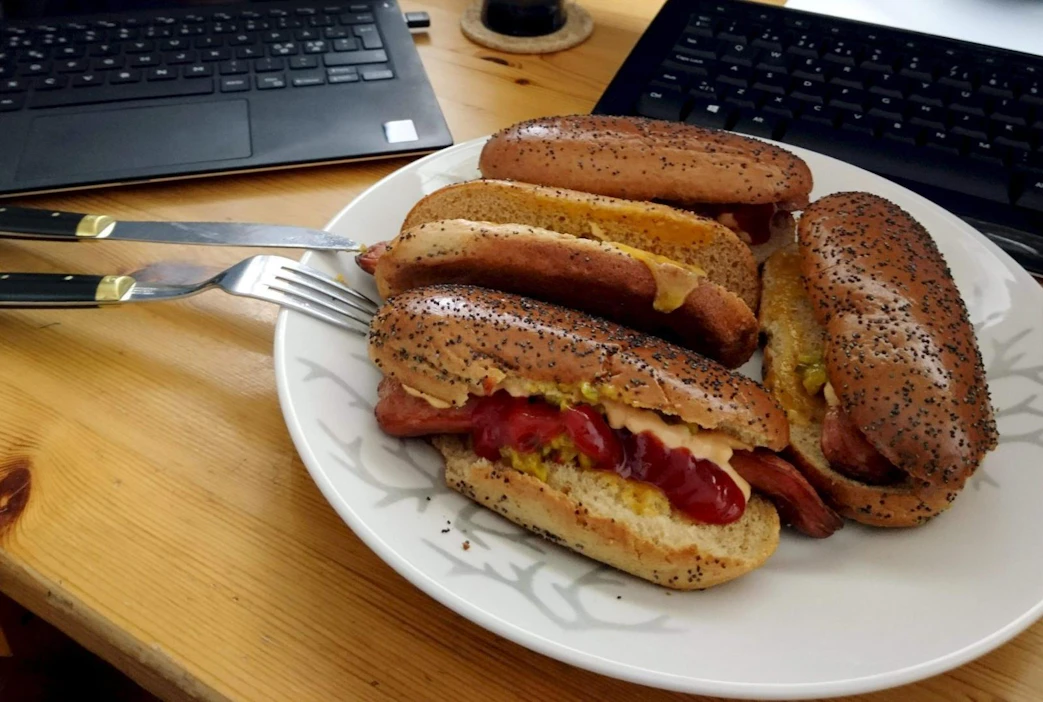Kasvisten käyttö on ruokaloissa syödessä runsaampaa kuin kotioloissa. Etätyötä tekevän miehen ruokalistalla oli kotikeittiön hotdogit. LEHTIKUVA / Miika Siltalahti