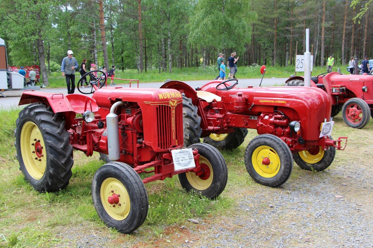 Saksalaiset traktorit tulivat suurella valikoimalla 1950-luvun alussa, mutta niihin penseästi suhtautuneen Lisenssiviraston takia määrät jäivät vähäisiksi. Taustalla oleva uudempi Porsche Standard Star oli arvostettu traktori, mutta Normag-traktoreista eivät tuon ajan traktorimiehet muista mitään hyvää sanottavaa. Molemmat merkit kuuluivat vuosikymmenen lopulla Mannesmann-yhtymään, joka lopetti Normagin valmistuksen v.1958, Porschen vuoro tuli 6 vuotta myöhemmin. (Oulainen)