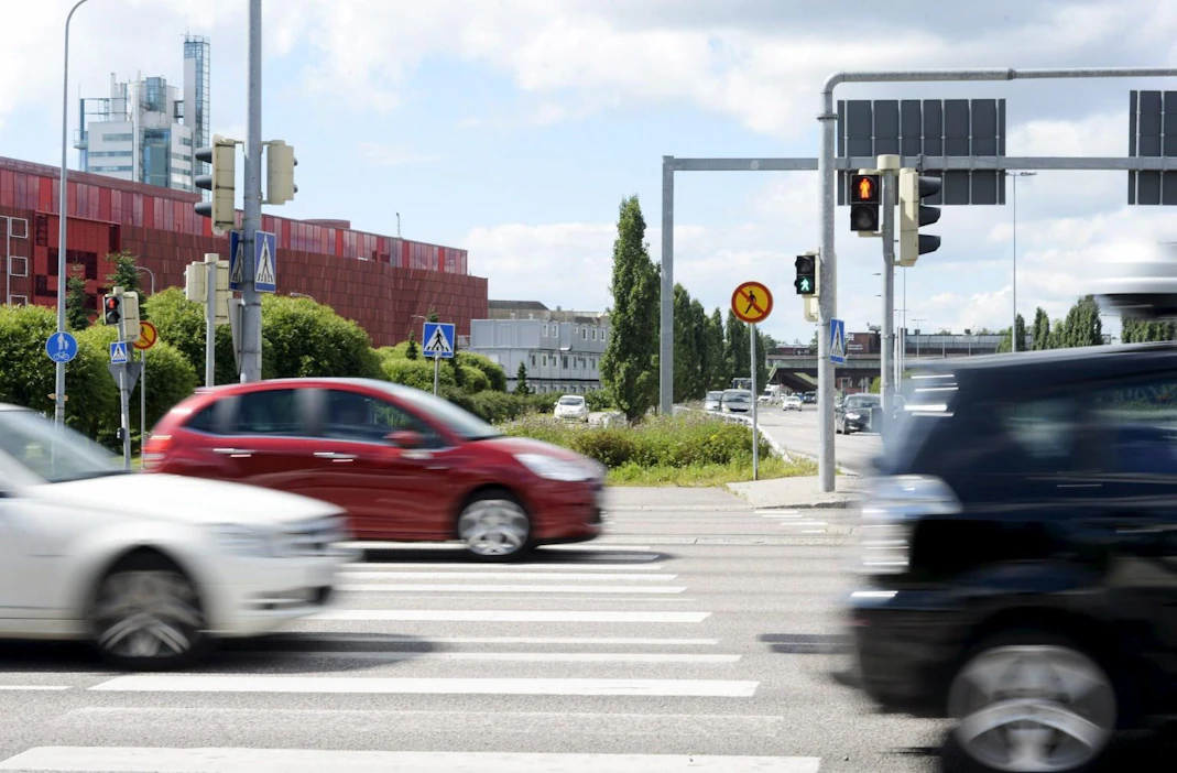 Destian tilastojen perusteella vaarallisin yksittäinen paikka Suomen teillä on Itäväylän ja Kehä I:n risteys Helsingin Itäkeskuksessa. LEHTIKUVA / LINDA MANNER