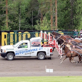 Kuinka monta hevosta kuuluu auton taakse lyhyen matkan suurkilpailuissa Härmässä ja muualla? Tätä kysytään viikon gallupissa.