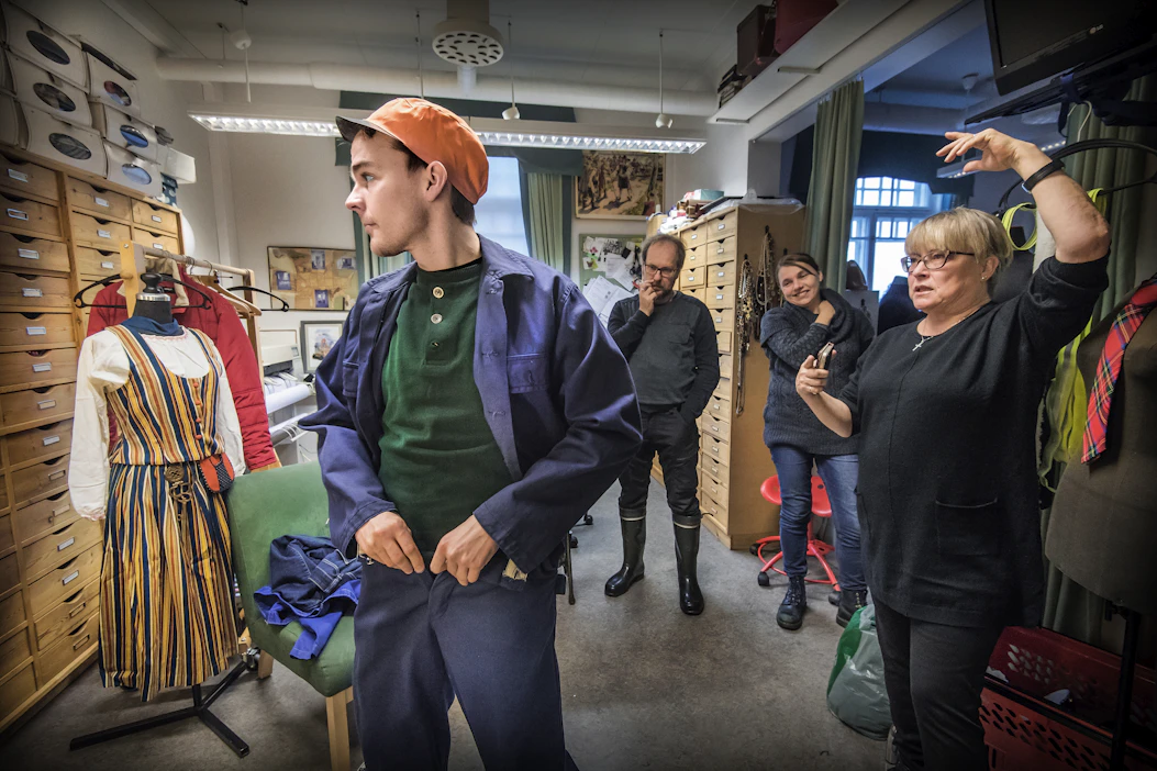 Kuvassa on Kajaanin kaupunginteatterin henkilökuntaa syksyllä 2018. Vasemmalta näyttelijä Markus Virtanen, lavastaja Markku Hernetkoski, ohjaaja Heta Haanperä ja pukusuunnittelija Riitta Raunio.