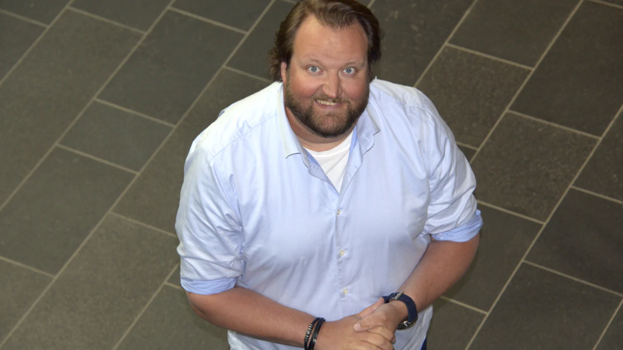Stand up -koomikko Sami Hedberg katsoi lapsena kaikki Vesku Showt sekä Pirkka-Pekka Peteliuksen ja Aake Kallialan sketsiohjelmat. Seitsemänvuotiaana hän imitoi olohuoneessa vanhemmilleen ”Apuva-mies” James Potkukelkkaa.