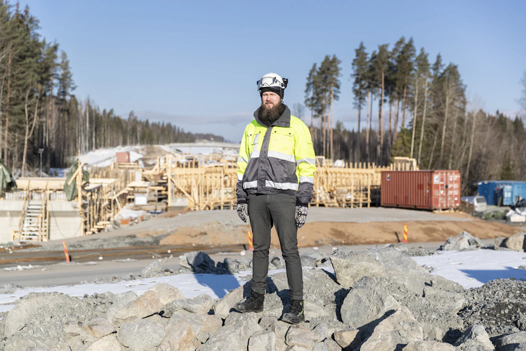 Projektipäällikkö Akseli Nurmen takana avautuu uusi väylä, johon valmistuu noin 10 kilometrin pituinen keskikaiteellinen nelikaistainen valtatie.