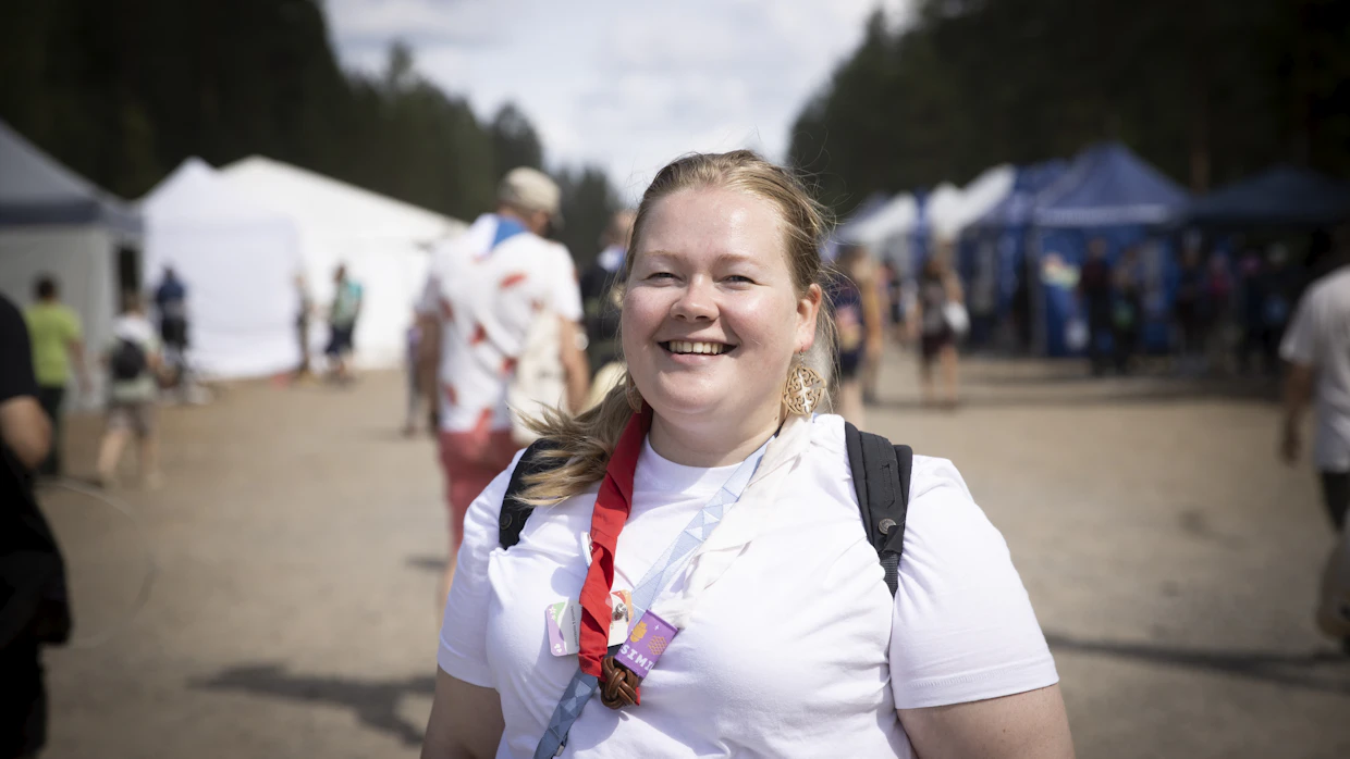 Anna Enbuske toimii leirillä mediasuhdemestarina. Hän kertoo leirisuoralla Evo-pölystä, joka on partiolaisten kesken hauska leikinlaskun kohde. Evon retkeilyalueella käydessä hiekka tarttuu ihoon ja tuntuu aivan pölyltä iholla.