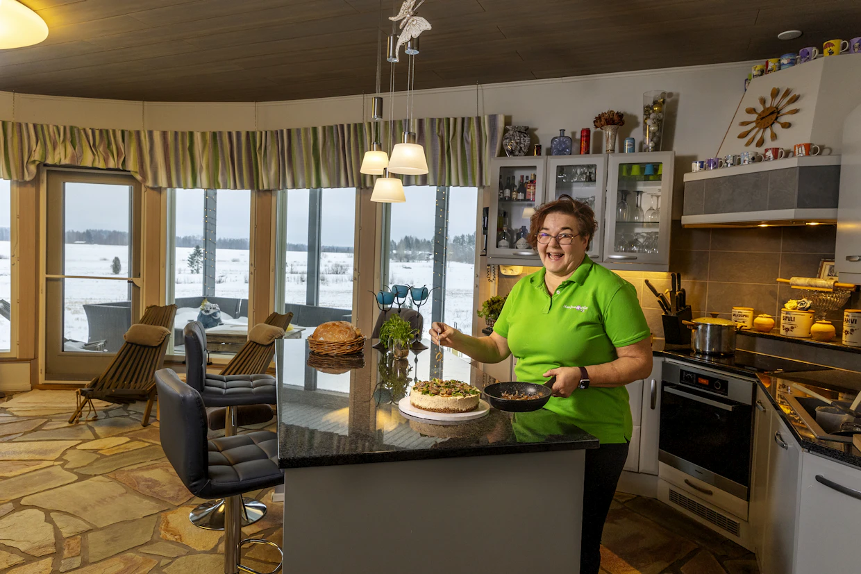 Omakotitalon laajennusosassa on elintarvikehuoneistoksi hyväksytty keittiö. Eija Sorsa tekee kakkuja tilauksesta ja hoitaa myös pitopalvelukeikkoja.