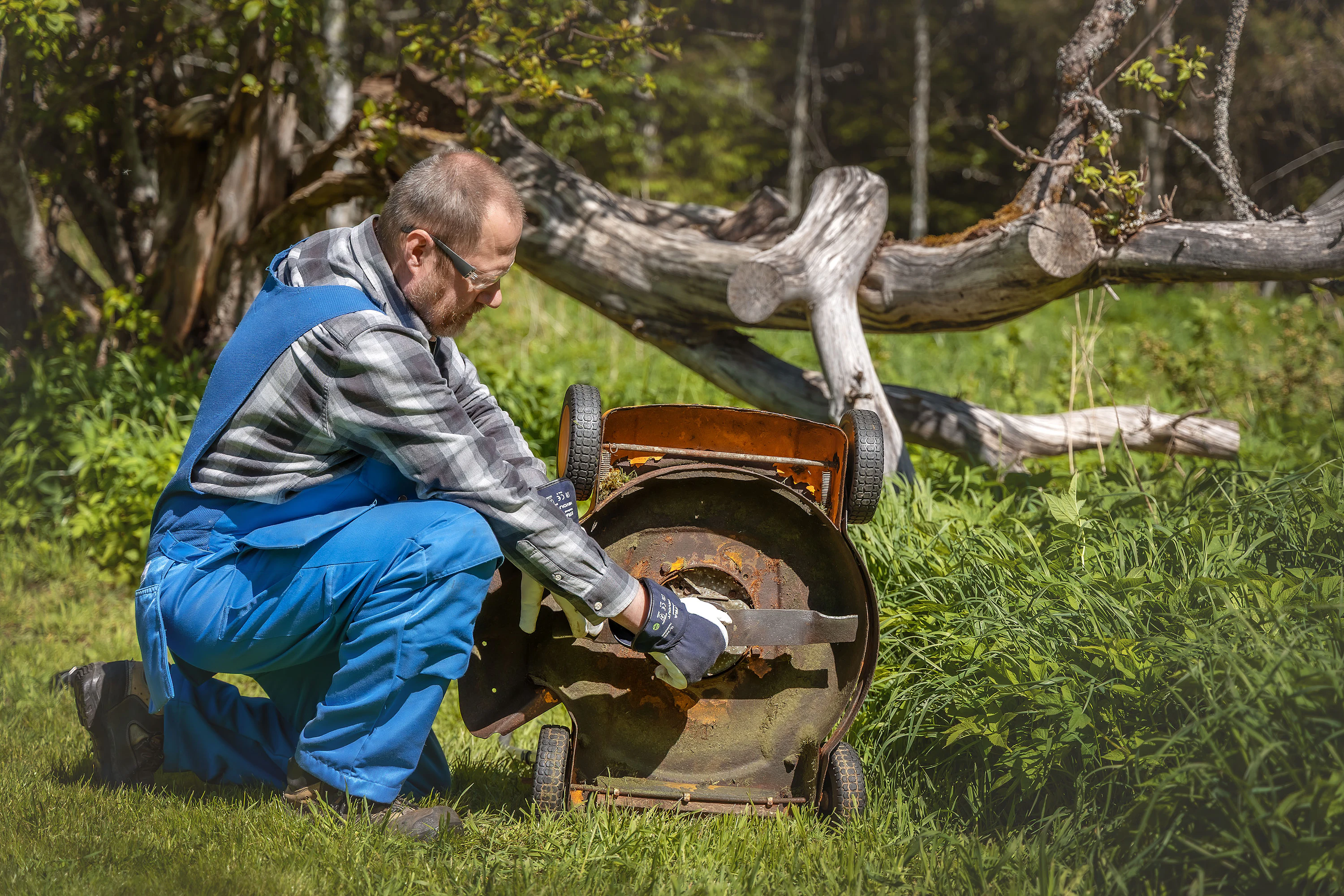 Leikkuria pitää kallistaa riittävästi, jotta terään pääsee hyvin käsiksi. Turvallisinta on kallistaa leikkuri takapyörien varaan niin, että sytytystulppa osoittaa ylöspäin.