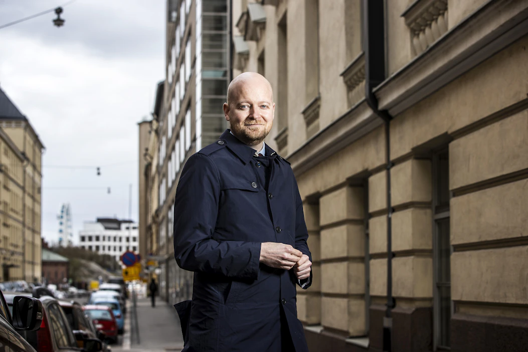 Vasemmistoliiton ryhmäjohtaja Jussi Saramo sanoo, että valtion metsien hakkuita on vähennettävä välittömästi, kunnes romahduksen korvaavat ilmastotoimet ovat kasassa.