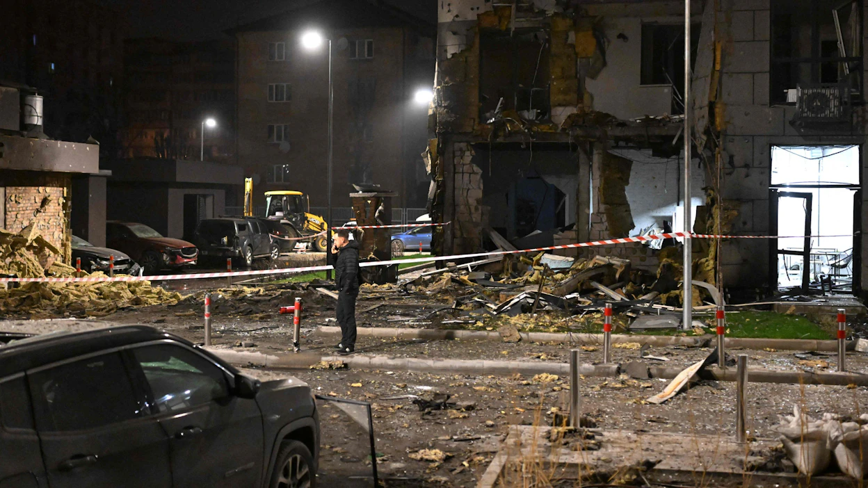 Kiovan pormestari Vitali Klitshko kehotti ihmisiä pysymään suojissa hyökkäyksen aikana. Hänen mukaansa asuinrakennuksia ja autoja vaurioitui useissa osissa kaupunkia. LEHTIKUVA/AFP.