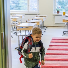 Ekaluokkalainen Jare Lindgren on aloittamassa koulutaipalettaan Kuivannon kyläkoulussa Orimattilassa. Koulu on ollu lakkautusuhan alla, mutta toistaiseksi se on kuitenkin saanut jatkaa.