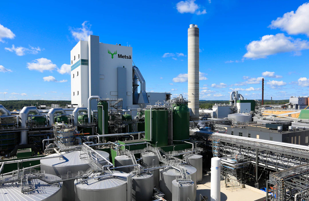 Metsä Fibren biotuotetehdas Äänekoskella valmistaa sellun ohella paljon muita erilaisia biotuotteita ja tuottaa biopohjaista sähköenergiaa enemmän kuin perinteiset sellutehtaat.