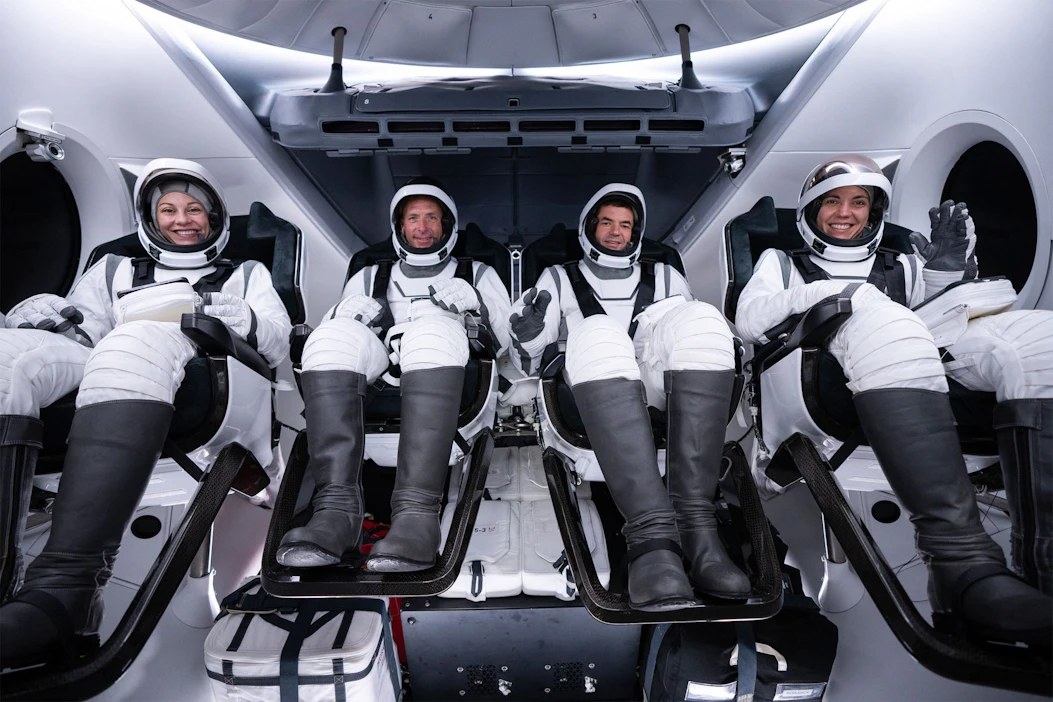 Miehistöön kuuluvat Anna Menon (vas.), Scott Poteet, Jared Isaacman ja Saras Gillis. LEHTIKUVA / AFP / SpaceX.