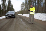 ”Kuorma-auton alusterällä tehty lanaus ei riitä kuoppien poistoon. Siihen vaaditaan tiekarhu, joka höylää kuopat niiden pohjan alapuolelta”, Timo Saarenketo selvittää.