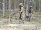 Puolustusvoimat raivaa Lapista vuosittain 4 000–5 000 räjähtämätöntä ampumatarviketta tai niiden osaa. Kuvassa raivaajapartio etsii sotien aikaisia ammuksia syväluotaimen avulla.