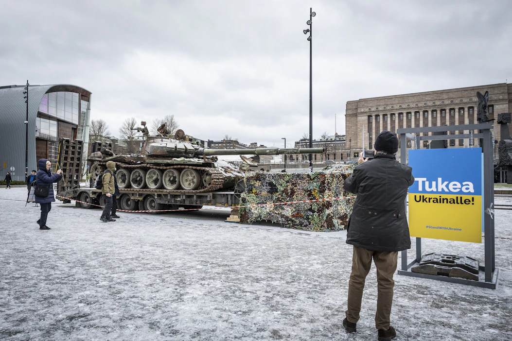 Ukrainan sodassa tuhotun venäläispanssarivaunun T-72B3:n raato oli näytillä Helsingissä talvella 2023.