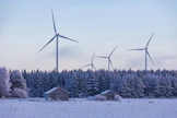 Jäätämisen estävien lapalämmittimien asentaminen jälkikäteen veisi voimalavalmistajan takuun, sanoo Suomen uusiutuvat ry:n toimitusjohtaja.