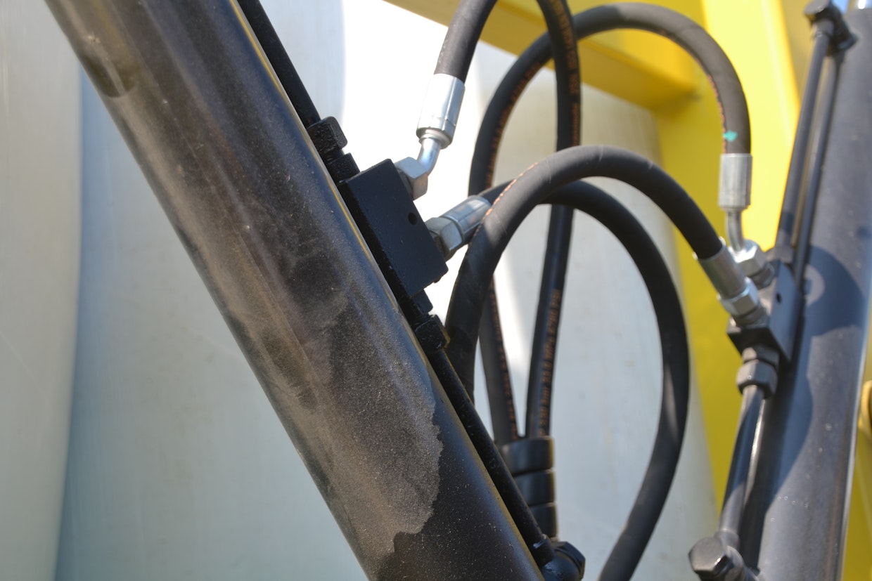 Missä tahansa uudessa koneessa on syytä tarkkailla erityisesti aluksi hydrauliikkavuotoja, sillä liittimiä on saattanut jäädä löysälle. Ensimmäinen öljyvuoto alkoi ensimmäisenä käyttöpäivänä lukkoventtiilin liittimessä. Pieni kiristys poisti ongelman.