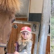 Karfin kanssa Aino Kunnas on oppinut, että hevonen ei ole automaatti, vaan pienenkin ihmisen pitää oppia puhumaan hevosen kieltä. Kiltti ruuna ja pieni tyttö ymmärtävät kahden yhteisen vuoden jälkeen hyvin toisiaan. 