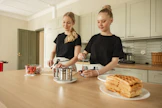 Fiia Iloviita ja Helmi Viirimäki työllistivät itsensä kesäksi perustamalla vohvelikahvilan.