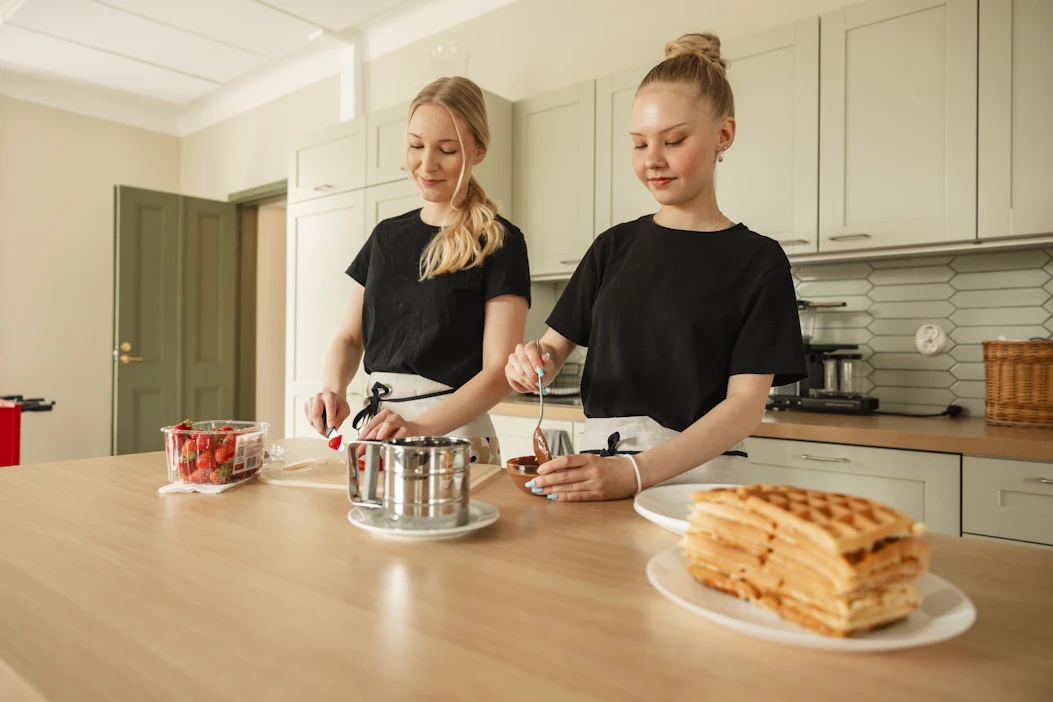 Fiia Iloviita ja Helmi Viirimäki työllistivät itsensä kesäksi perustamalla vohvelikahvilan.