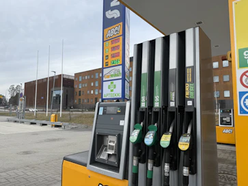 Öljyn korkea hinta näkyy autoilijoiden arjessa.