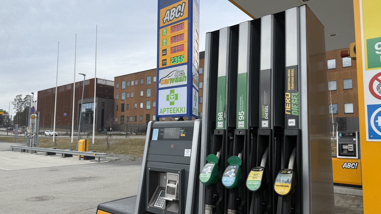 Polttoaineiden hinnan nousu iskee talouteen rajusti.