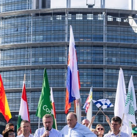 Eurooppalaisten maa- ja metsätaloustuottajien edunvalvojat osoittivat 12. heinäkuuta mieltään Strasbourgissa, kun parlamentti äänesti omasta ennallistamislinjauksestaan.