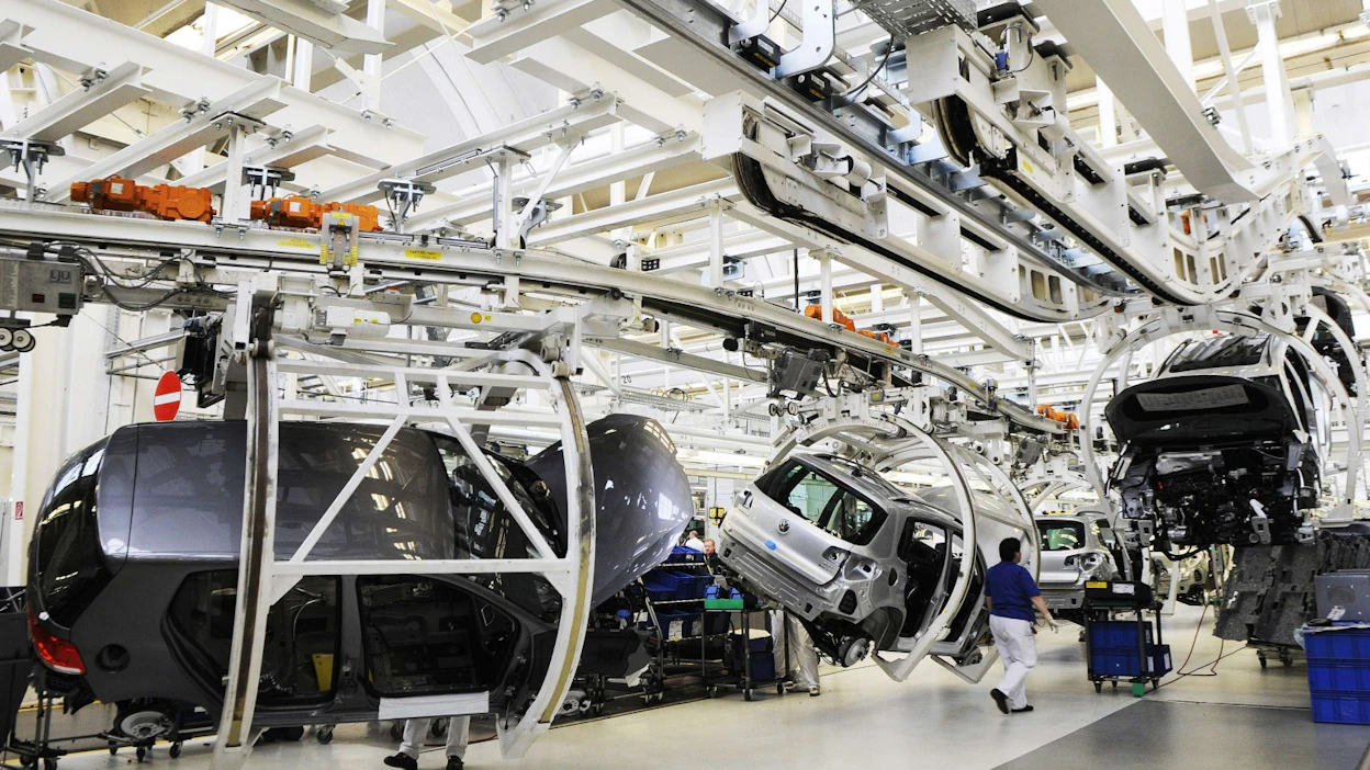 Reutersin lähteiden mukaan EU:n ja Yhdysvaltojen neuvottelema sopimus voisi mahdollistaa alemmat tullimaksut Yhdysvalloissa toimiville EU-maiden autonvalmistajille. Arkistokuva Volkswagenin tehtaalta Saksan Wolfsburgista. AFP / DDP /LEHTIKUVA.