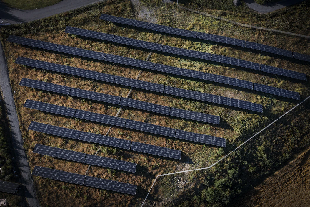 Yksi tuotettu gigawattitunti aurinkosähköä vaatii noin yhden hehtaarin maata. Tavallisen kesäpäivän sähkönkulutuksen kattaminen aurinkosähköllä Suomessa vaatisi viime kesän kulutuslukemilla ja nykyteknologialla 8 000–9 000 hehtaaria paneeleita.