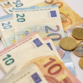 Suurin osa päätöksensä tehneistä hyvinvointialueista maksaa noin 4 000 euroa per valtuutettu.