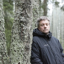 Historioitsija Teemu Keskisarja kuvattuna metsässä.