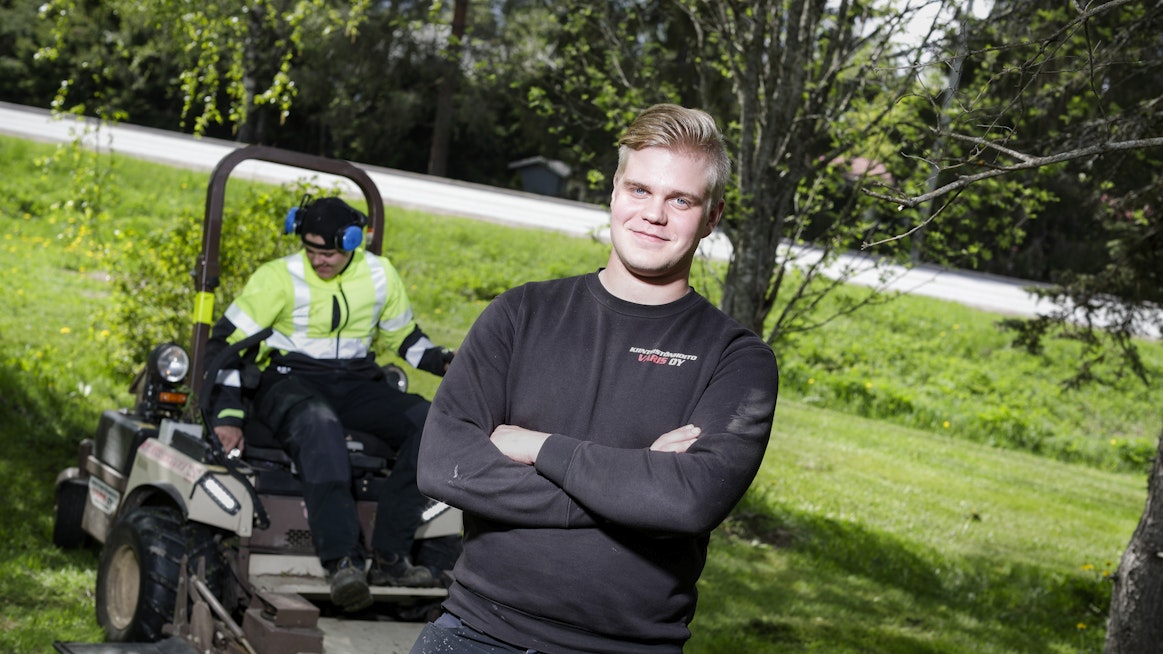 Vili Varis (oik.) tuli katsomaan, kuinka kesätyöt ovat lähteneet Otto Ruuskalla käyntiin.