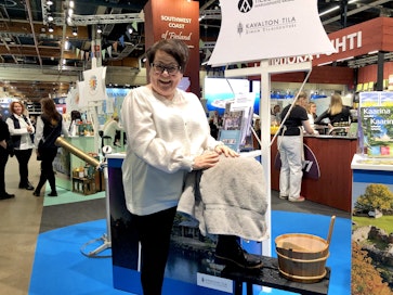 Taija Kavalto esittelee tilansa savusaunoja Helsingin matkamessuilla tänä viikonloppuna.