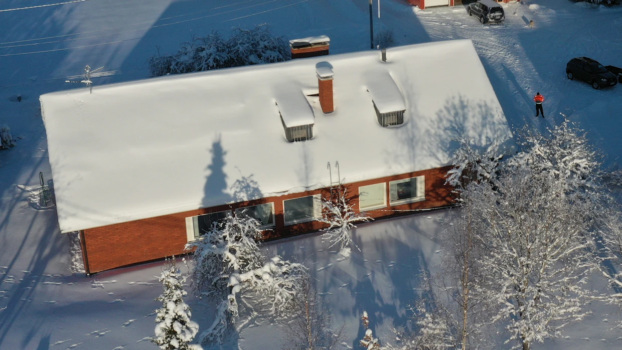 Talvella paneelit ovat lumen peitossa. Keväällä auringonpaisteen lisääntyessä tummat paneelit lämpiävät tehokkaasti ja lumi sulaa pois varhain.