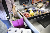 Ruoan ja alkoholittomien juomien hinnat ovat Suomessa ja muissa Pohjoismaissa nousseet hitaammin kuin monissa muissa Euroopan maissa. EMMI KORHONEN / LEHTIKUVA.