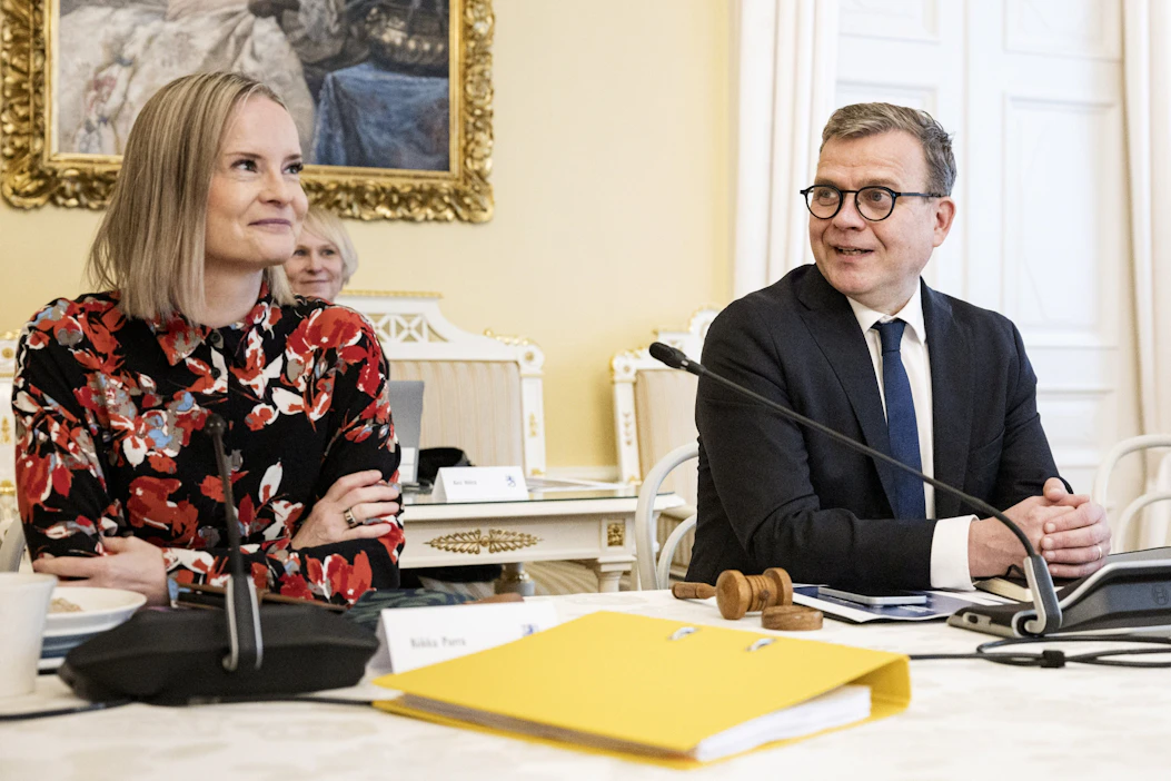 Hallitus kokoontui tänään puoliväliriiheen neuvottelemaan valtiontalouden suunnasta vuosiksi 2026–2029. Hallituspuolueiden puheenjohtajat valtiovarainministeri Riikka Purra (ps.) ja pääministeri Petteri Orpo (kok.) ennen puoliväliriihen alkua. LEHTIKUVA / Roni Rekomaa.