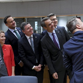 Joukko EU-johtajia ottaa hymyssä suin selfietä Brysselin loppuviikon huippukokouksessa. Hymyt kuitenkin hyytyivät ja yhteisymmärrys katosi siinä vaiheessa, kun piti ryhtyä muotoilemaan yhteistä kannanottoa Lähi-idän kriisiin ja päättää seuraavasta lisäbudjetista.