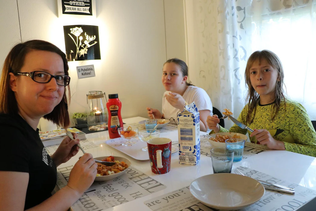 "Joka kerta parempaa", kehuu Linda Wallenius (toinen vas.) äitinsä Rita Walleniuksen valmistamia pastahipsuja. Ne maistuvat myös Lotalle (oik.), joka ei yleensä pidä liharuuista.