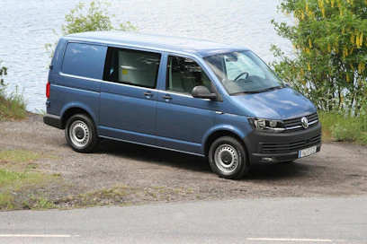 Uuden VW Transporterin pitkät toimitusajat näkyivät VW vuoden 2016 myyntimäärissä. Kun tuotanto saatiin pyörimään täydellä teholla ja toimitukset pelaamaan, otti VW-myyntitilaston ykköspaikan haltuunsa Fordilta.