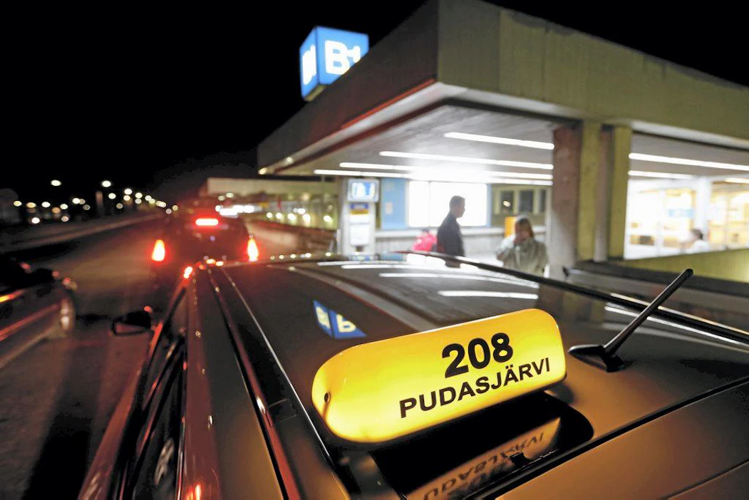 Pudasjärveläinen taksiautoilija Hannu Aarni tuomassa Pirkko Korhosta Oulun yliopistolliseen sairaalaan Pudasjärven Ala-Livolta. 11.10.2013 Oulu. Kuva Pekka Fali. taksi