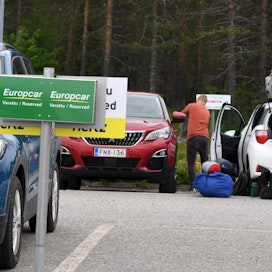 Pääkaupunkiseudulla vuokra-autoilla on kysyntää niin paljon, että autoja on tuotu sinne muualta Suomesta. Lehtikuva / Jussi Nukari
