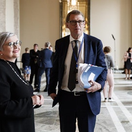 Anu Vehviläinen ja Matti Vanhanen odottivat äänestysvuoroa eduskunnan valtiosalissa puhemiehen vaalin aikana kesäkuussa 2020. LEHTIKUVA / Roni Rekomaa